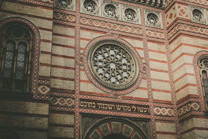 A Journey through Jewish Budapest - Private Walking Tour - Entering Dohány Street Synagogue and the Temple of Heroes complex