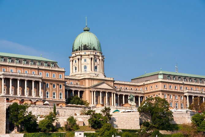 Accessible Budapest Tour - From King Matthias Fountain to Sandor Palace: quick hits with photo value