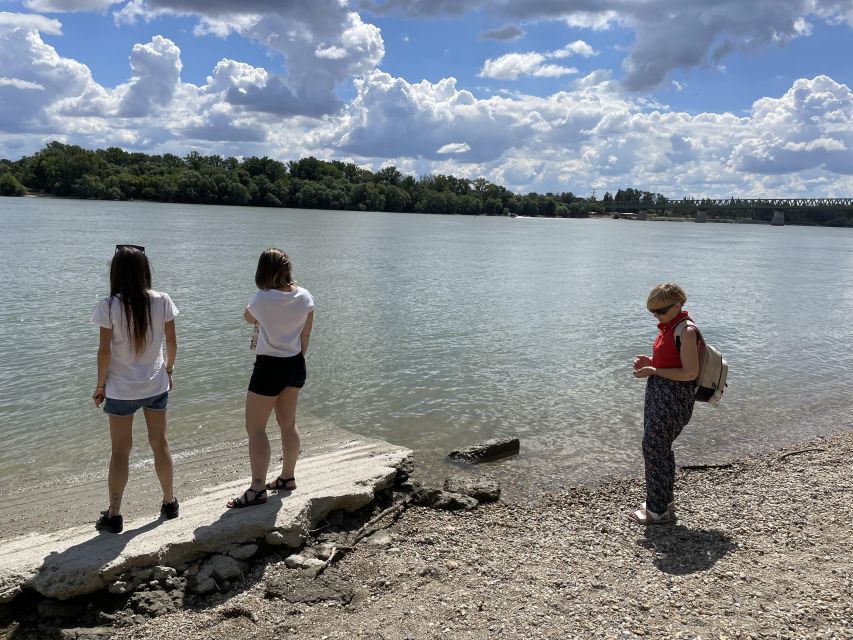 Alternative Bike tour: Graffiti Wall and Peace - Snack, water, and a riverside picnic that changes the tone