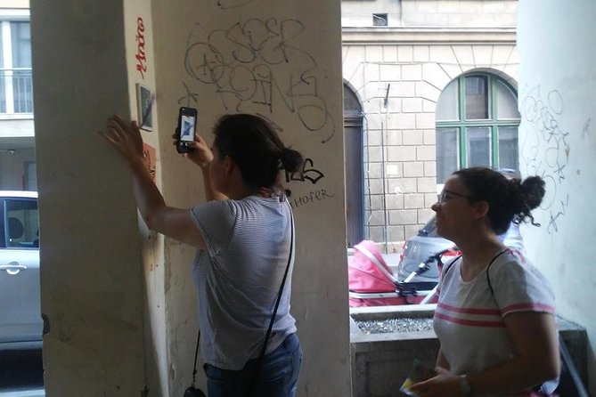 Alternative Street Art Free Walking Tour of Budapest - Language and getting along: English, mobility, and animals