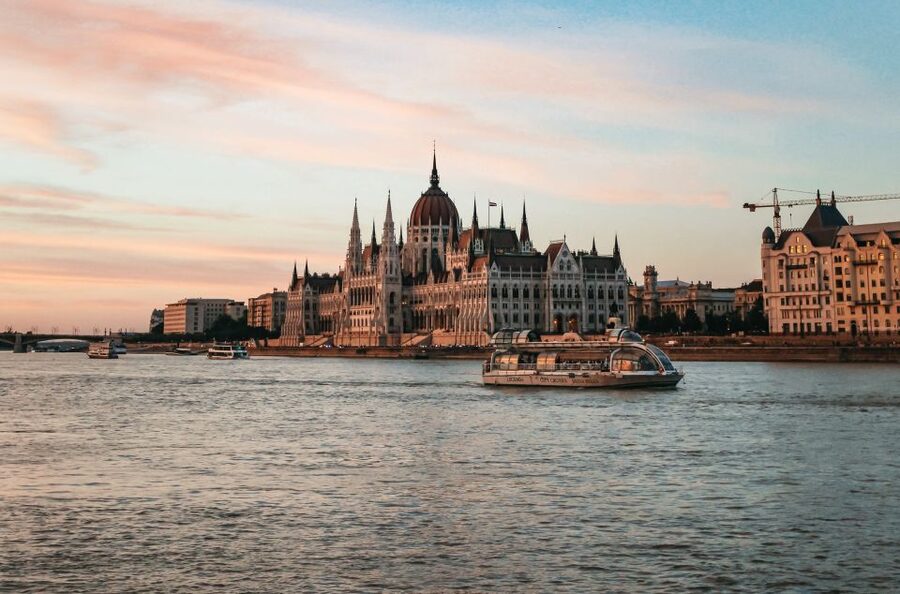 Budapest: 1-Hour Evening Sightseeing Cruise with Drink - Hungarian Parliament Building: The Night-Glow Photo Target