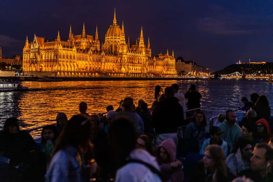 Budapest: 1-Hour Evening Sightseeing Cruise with Drink - Why This 1-Hour Evening Danube Cruise Feels Like the Smart Move