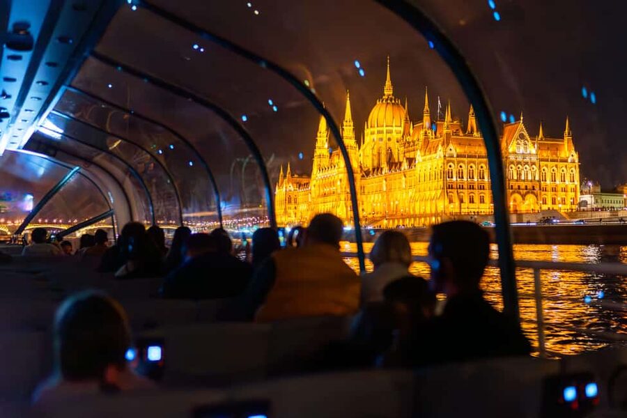 Budapest: 1-Hour Evening Sightseeing Cruise with Drink - Boarding and Boat Comfort: Warm Inside, Photos Outside If You Get There Early