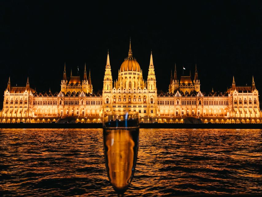 Budapest: 1-Hour Evening Sightseeing Cruise with Drink - Chain Bridge: First Big Landmark Moment on the River