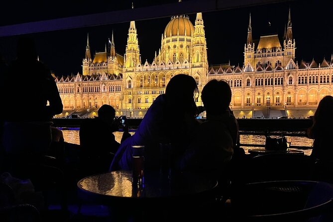 Budapest: 1-Hour Highlights Cruise with Welcome Drink - Timing and Weather: Dress for the Night, Not the Brochure