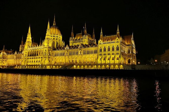 Budapest: 1-Hour Highlights Cruise with Welcome Drink - Welcome Drink, Bar, and Staying Comfortable