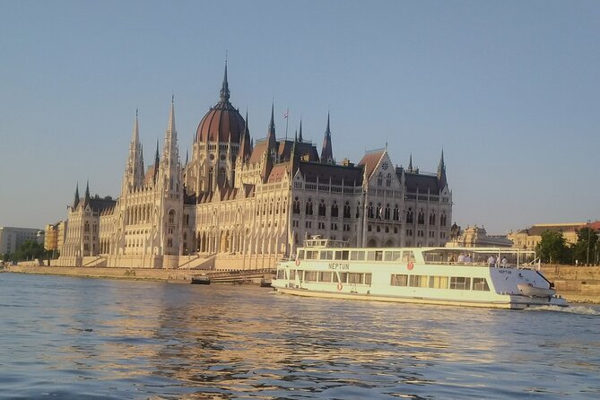 Budapest: 1-Hour Highlights Cruise with Welcome Drink - Crowds and Seating: How to Avoid the Common Headaches