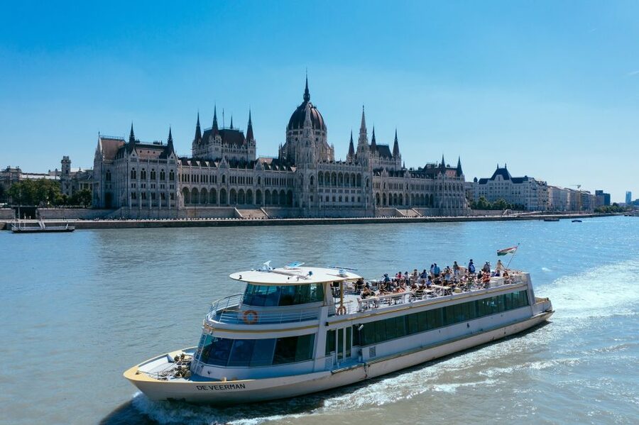 Budapest: 1-hour Sightseeing Danube River Cruise - Choosing your departure time: when the Danube looks best