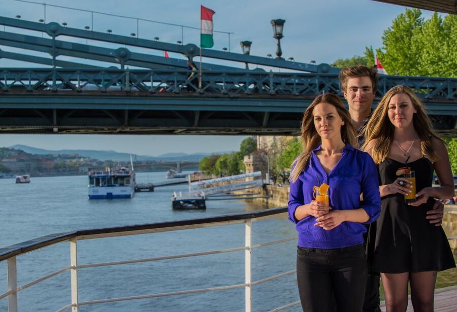 Budapest: 1 hr Sunshine Booze Cruise with Prosecco - Price and value: is $16 worth it with Prosecco options?