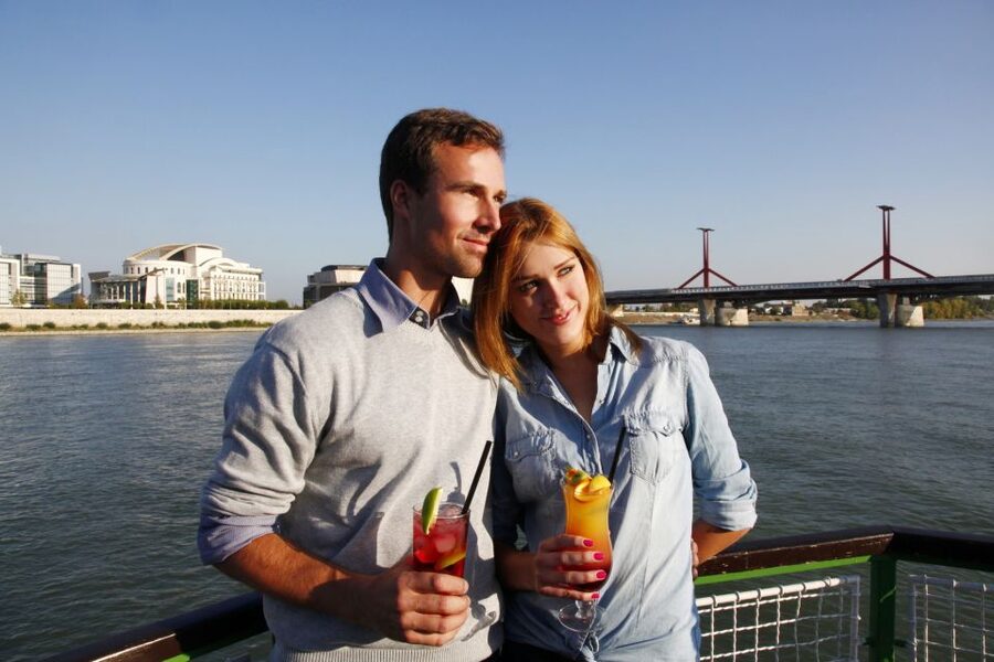 Budapest: 1 hr Sunshine Booze Cruise with Prosecco - Non-guided cruise reality: enjoy it, but don’t expect narration