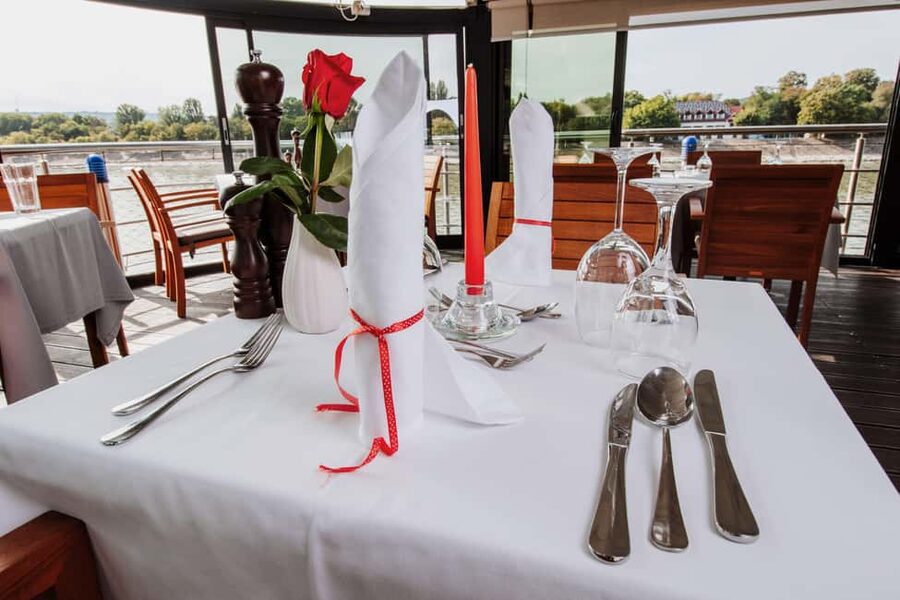 Budapest: 2-Course Dinner for 2 on a Boat Restaurant - Key things that make this boat dinner work