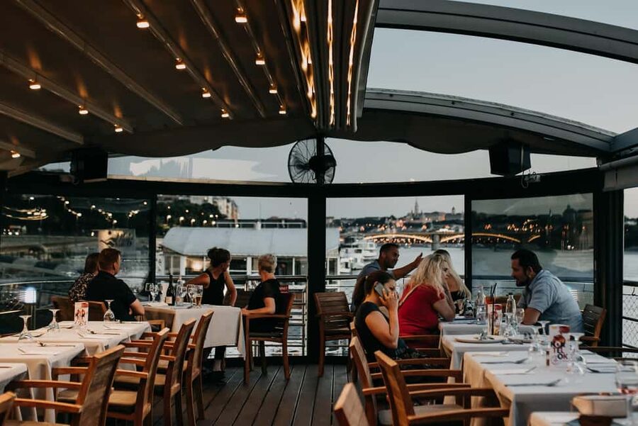 Budapest: 2-Course Dinner for 2 on a Boat Restaurant - The flow of the evening, from meet-up to final bite