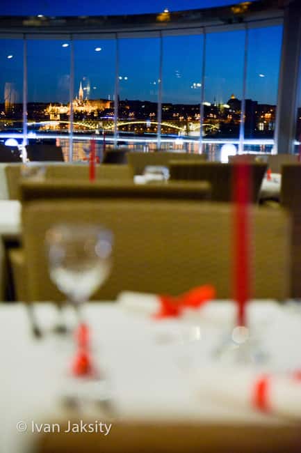 Budapest: 2-Course Dinner for 2 on a Boat Restaurant - Service and setting quality: what tends to impress