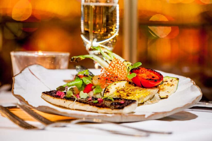 Budapest: 2-Course Dinner for 2 on a Boat Restaurant - Who this boat dinner suits best
