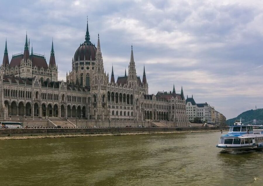 Budapest: 3-hour City Tour with Castle Walk + 1-hour Cruise - Gellért Hill and the grand Pest highlights on Andrássy Avenue