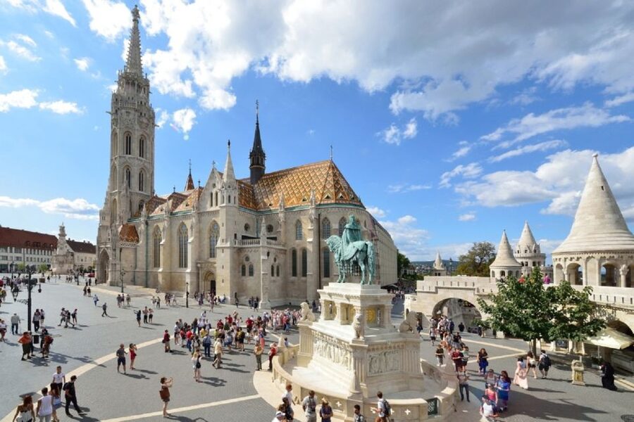 Budapest: 3-hour City Tour with Castle Walk + 1-hour Cruise - Guides, comfort, and why the human touch matters
