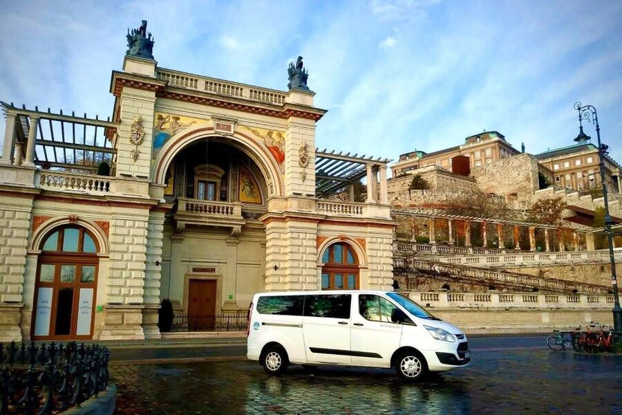 Budapest: 3-Hour Grand City Tour and Castle Walk - Heroes’ Square Stop: A Monumental Check-In Point