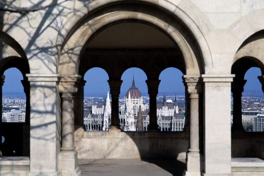 Budapest: 3-Hour Grand City Tour and Castle Walk - Gellért Hill Photo Stop: The Danube Moment You Actually Remember