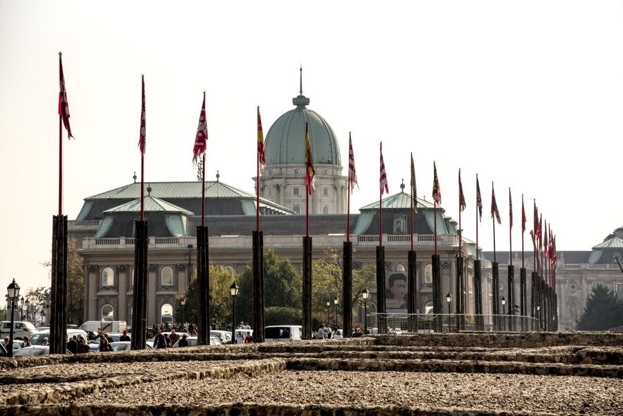 Budapest: 3-Hour Live Guided Sightseeing Tour - Pest highlights from the bus: Market Hall and the Great Synagogue area