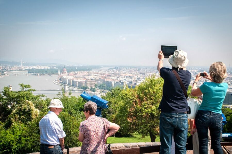 Budapest: 3-Hour Live Guided Sightseeing Tour - Transportation, language, and group feel: what that means for your comfort