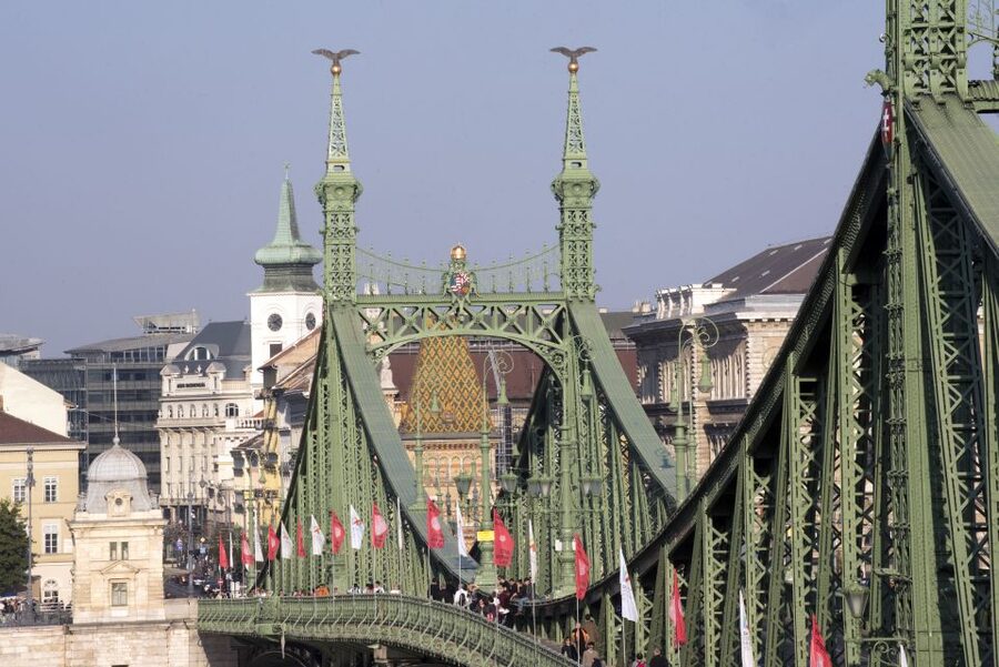 Budapest: 3-Hour Live Guided Sightseeing Tour - Castle District walk in Buda: your built-in orientation