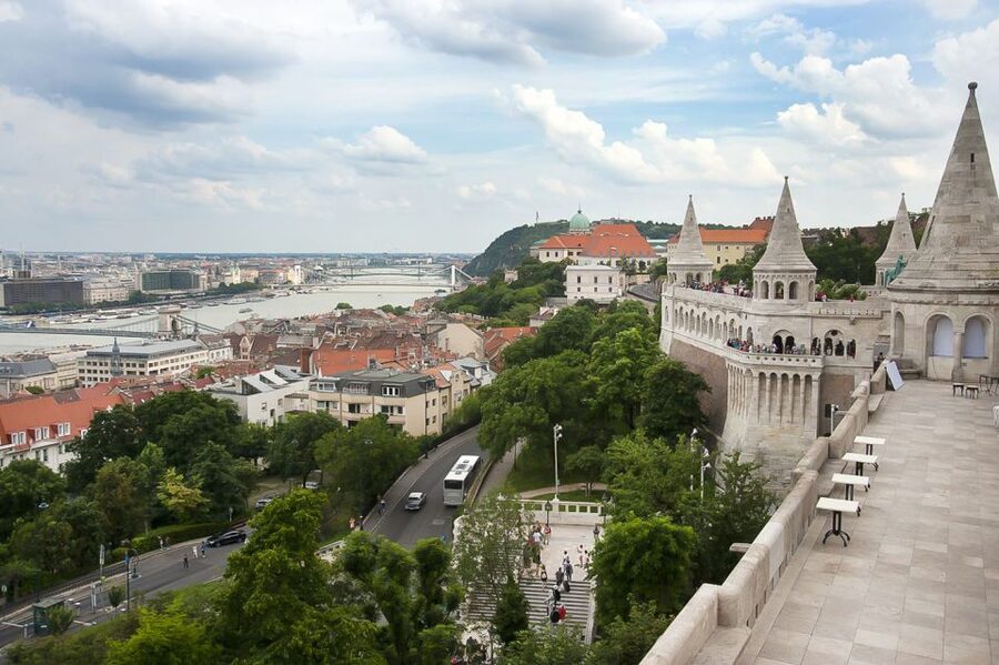 Budapest 3-Hour Walking Tour in Italian - Matthias Church and Fishermen’s Bastion, two styles you’ll remember