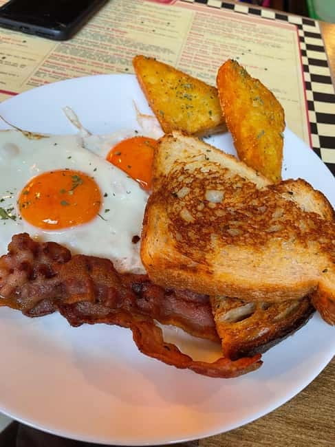 Budapest: 4-hour Bottomless Brunch w/ Cocktails & Craft Beer - The American breakfast spread, what to eat and how to pace it