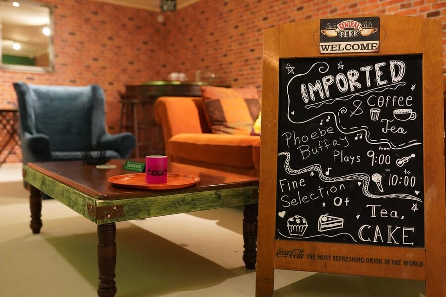 Budapest: 90s Sitcom Escape Room Adventure with Drinks - The 90 minutes, room by room, what you’ll actually do