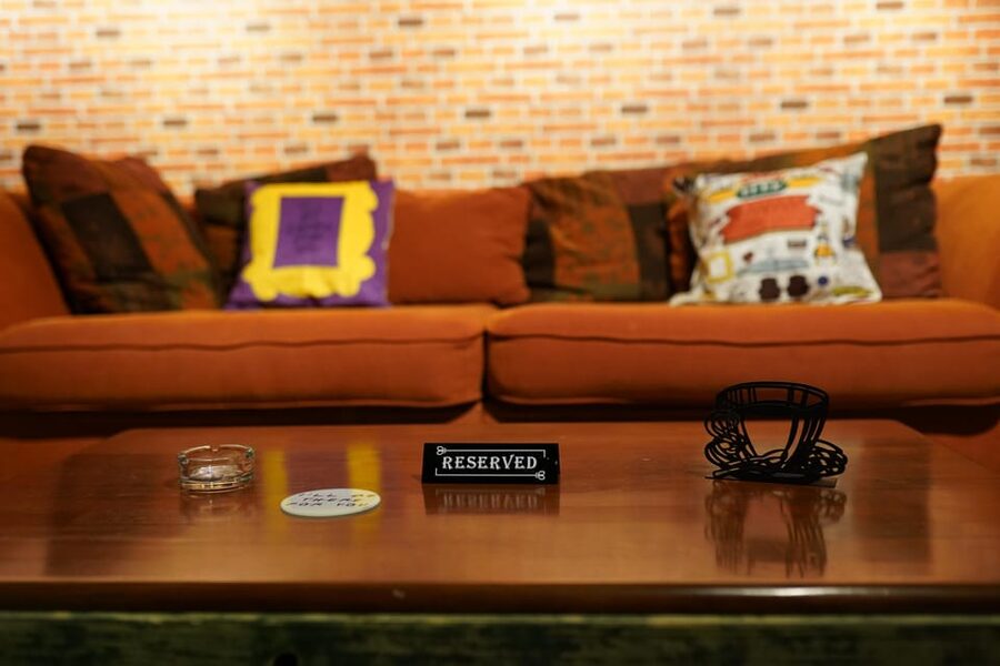 Budapest: 90s Sitcom Escape Room Adventure with Drinks - Practical rules that affect your night