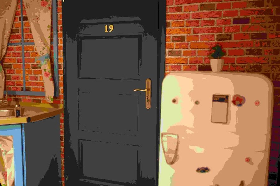 Budapest: 90s Sitcom Escape Room Adventure with Drinks - Choosing your language and managing the clue pressure