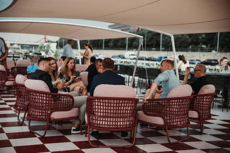 Budapest: BBQ Dinner Cruise w/ Live Music & Unlimited Drinks - Live music on board, plus the rooftop igloo for photos