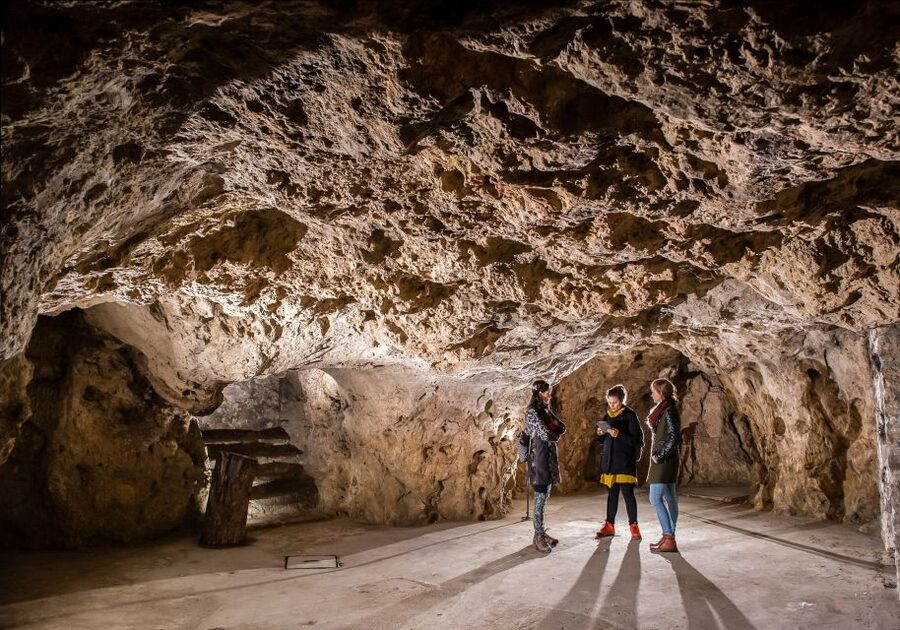 Budapest: Buda Castle Cave Tour - Meeting points: Trinity Square vs Dárda Street (and how not to waste time)