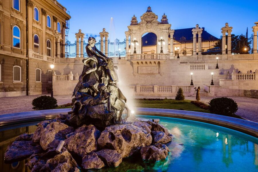 Budapest: Buda Castle Walk with Saint Stephen's Hall - Who should book this and who should skip it