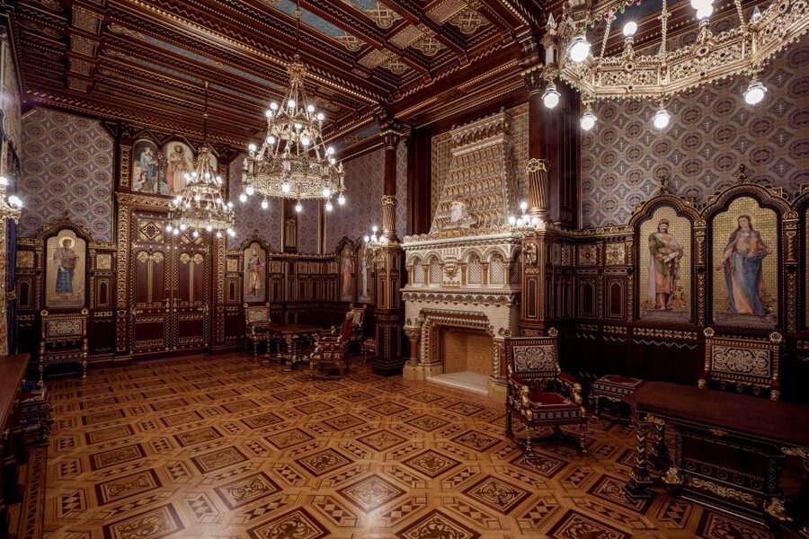 Budapest: Buda Castle Walk with Saint Stephen's Hall - Buda Castle is huge, so the guide really matters