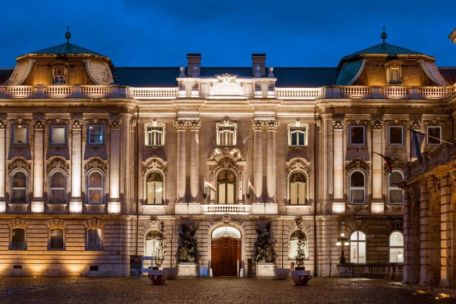 Budapest: Buda Castle Walk with Saint Stephen's Hall - Várhegy Hill views you’ll actually remember