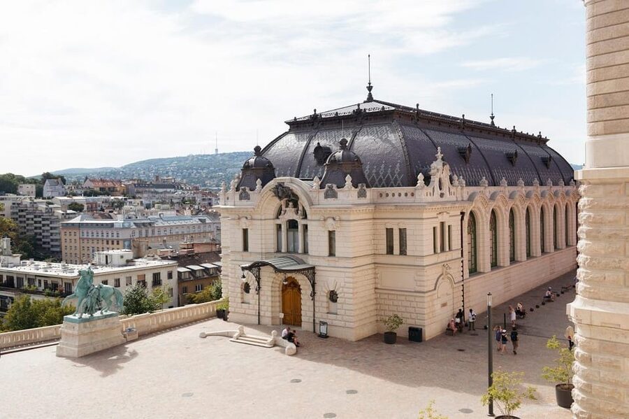 Budapest: Buda Castle Walking Tour & Folk Music Performance - Holy Trinity Square start, then Castle Hill clicks into place