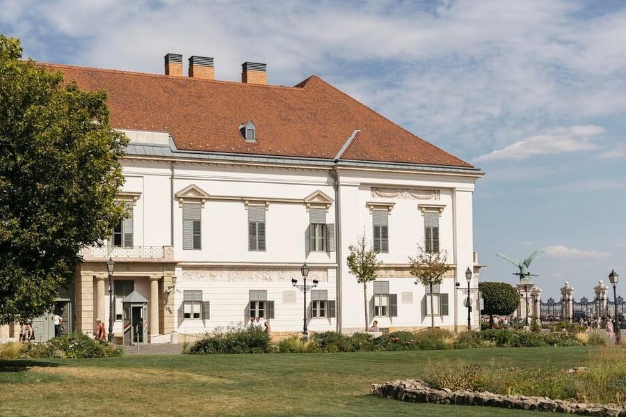 Budapest: Buda Castle Walking Tour & Folk Music Performance - Royal Buda Palace: King Matthias, Renaissance culture, and the wine fountain story