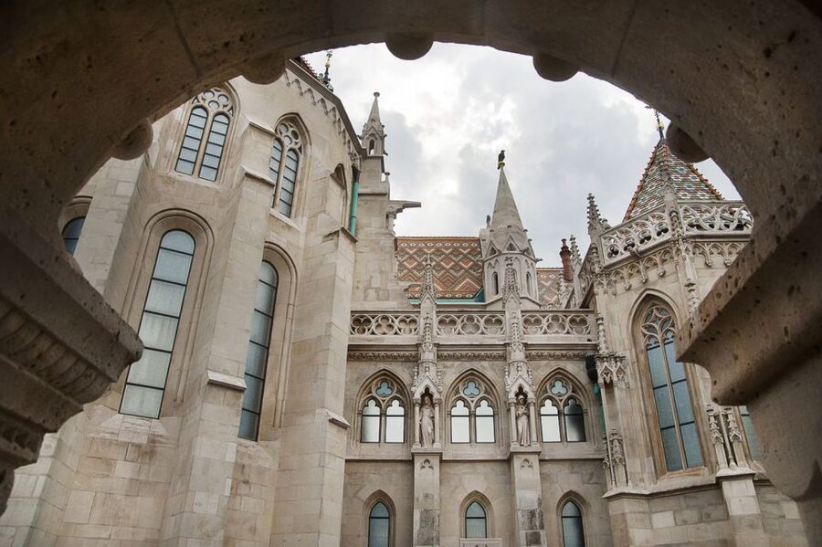 Budapest: Buda Castle Walking Tour in German - Following the route from Holy Trinity Square to Matthias Church
