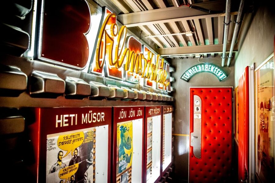 Budapest: Budapest Retro Interactive Museum Ticket - Retro card with your photo, a small souvenir with big payoff