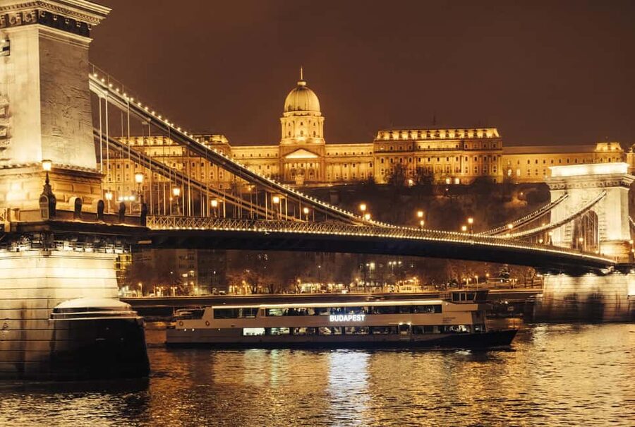 Budapest By Night Sightseeing Cruise - Drinks, the bar, and what you should plan to bring