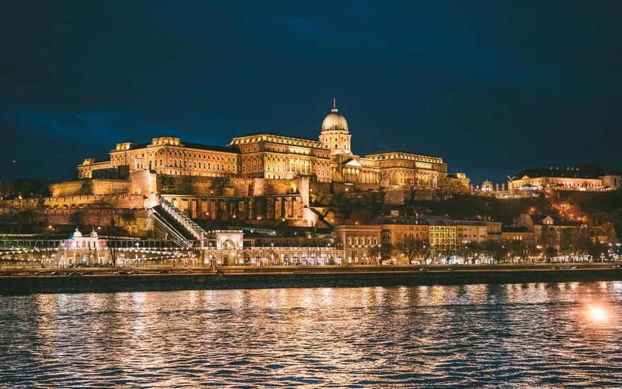 Budapest By Night Sightseeing Cruise - Getting on board: Vigadó tér Dock 5 and Batthyány tér Dock 1