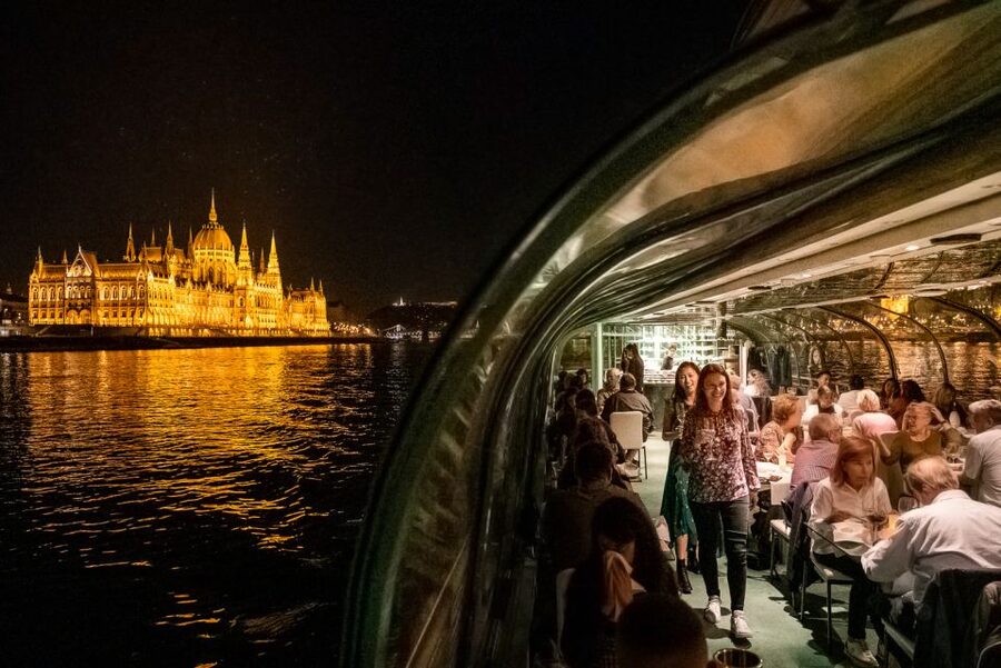 Budapest: Candlelit Dinner River Cruise with Live Music - Your Danube route at night: Parliament, Buda Castle, Citadella, and bridges