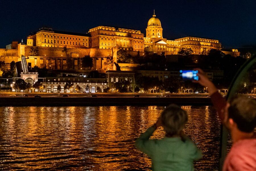 Budapest: Candlelit Dinner River Cruise with Live Music - Candlelit 4-course dinner: what you get and how you choose