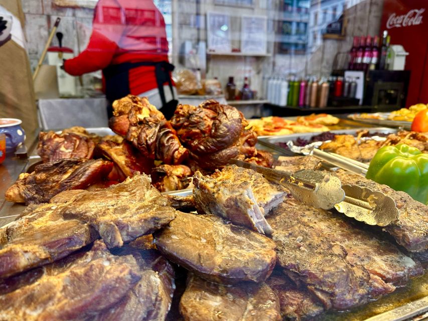 Budapest: Christmas Market Guided Walking Tour with Tastings - Entering the season at the Hungarian State Opera House