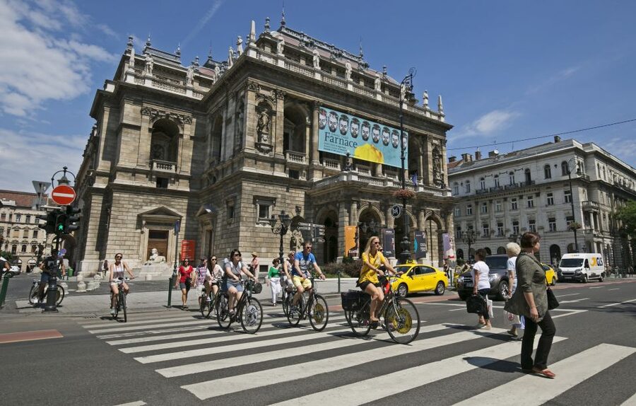 Budapest: City Bike Tour with Coffee Stop - Meeting Yellow Zebra and Getting Rolling on Andrássy Avenue