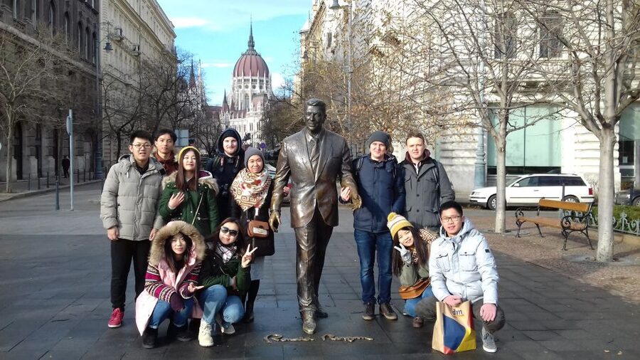 Budapest: City Center Walking Tour - St Stephen’s Basilica and the Mr. Safe moment