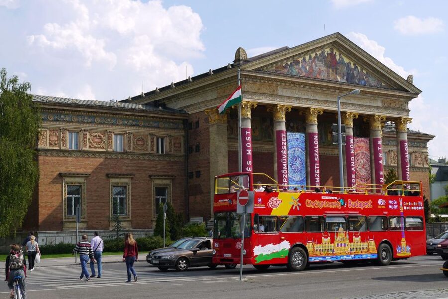 Budapest: City Sightseeing Hop-On Hop-Off Bus Tour & Extras - The Red Route: major stops and what each area is best for