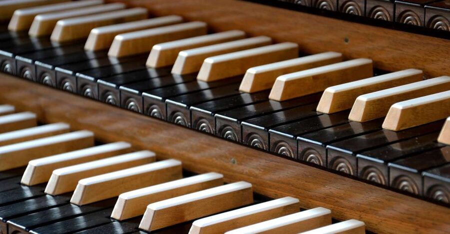 Budapest: Classical Music Concerts in Matthias Church - Musicians and the violin spotlight: Duna Strings with Gabora Gyula