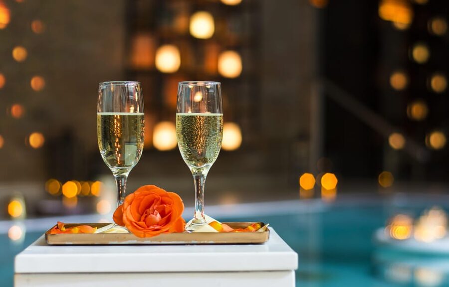Budapest: Couple Holistic Swedish Massage with Jacuzzi Time - What You Can Drink and Eat On Site (And What Costs Extra)