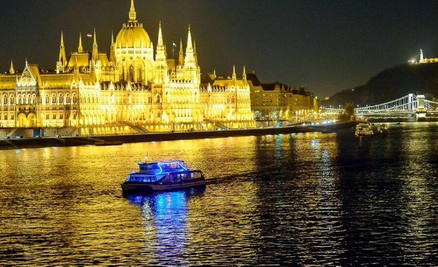 Budapest: Danube Drink and Piano Show - Chain Bridge and Hungarian Parliament Building at Night